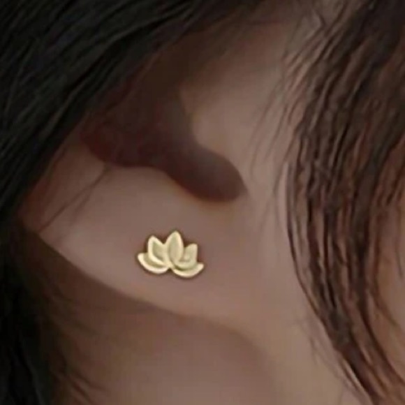 Luxe 925 sterling silver Blossom Studs Earrings - Picture 3 of 8